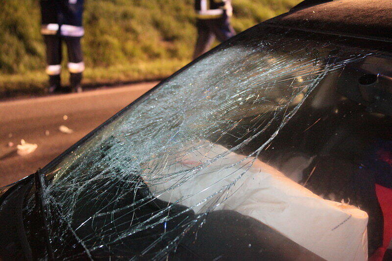 Schwerer Unfall auf der B 15: Zwei Verletzte