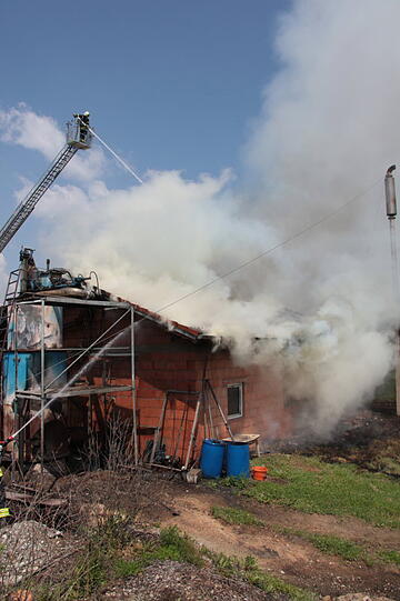In Polling im Landkreis Mühldorf am Inn ist am Mittwoch eine Heizungsanlage abgebrannt - die Feuerwehr rückte mit einem Großaufgebot an. Der Schaden soll immens sein.