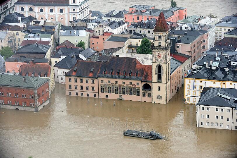 Die Passauer Innenstadt ist komplett überflutet. Von Entspannung kann weiterhin keine Rede sein.