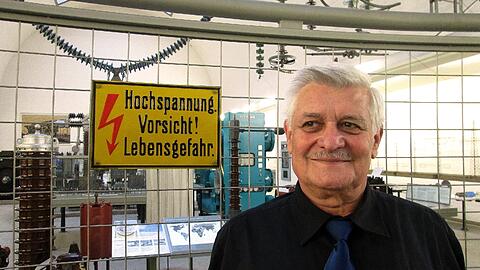Werner Osterrieder an seinem hochspannenden Arbeitsplatz im Deutschen Museum.