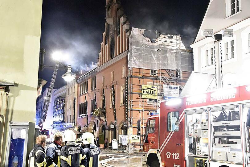 Ein Übergreifen der Flammen auf benachbarte Gebäude konnte die Feuerwehr verhindern.