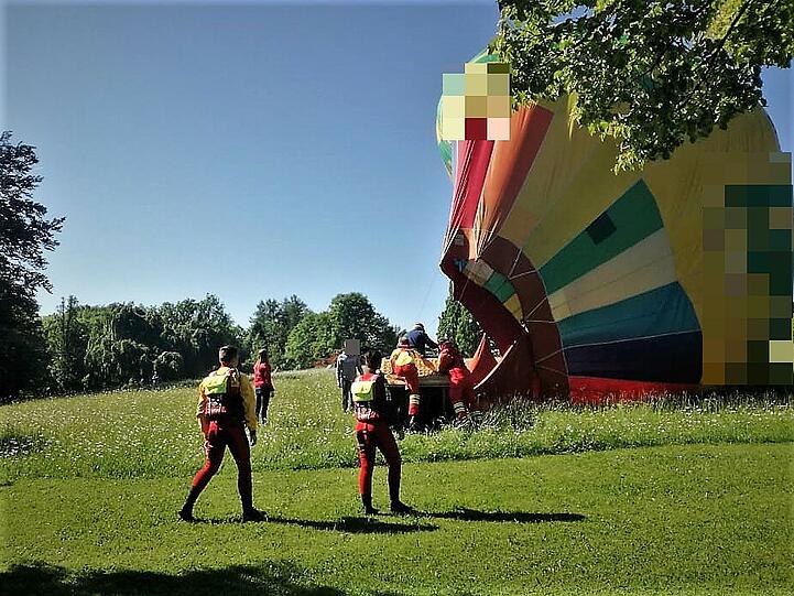 Heißluftballon in Not: Der Wind und die schwindenden Gasvorräte versetzten diesen Ballon in eine missliche Lage - die Bilder vom Einsatz.