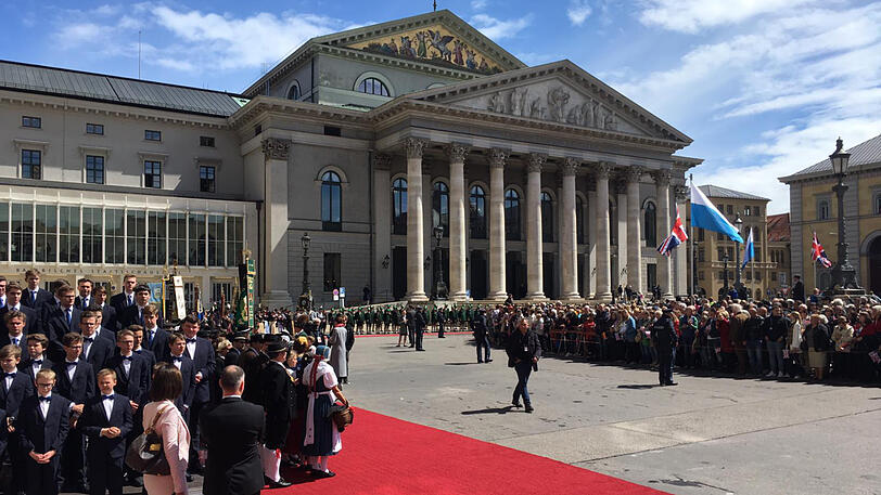 Sonnenschein am Max-Joseph-Platz - für Charles und Camilla scheint der Himmel aufzureißen.