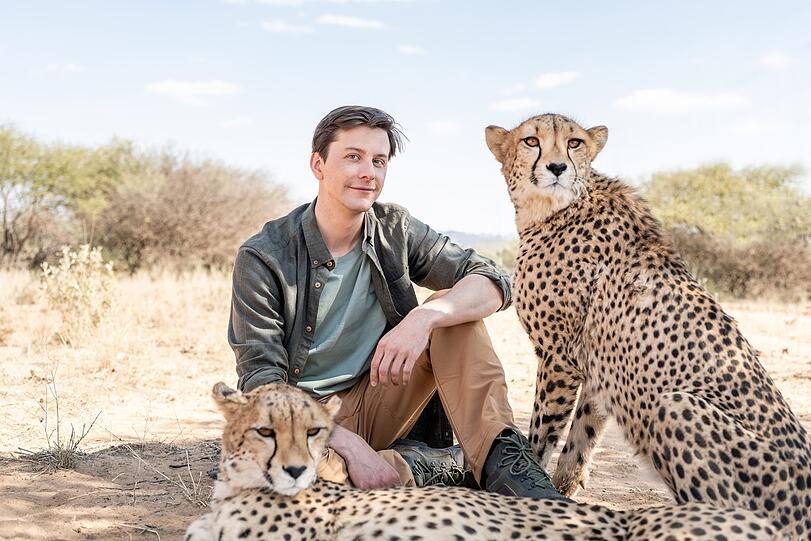 Ab 8. September lösen Jojo und Patricia sonntags um 10 Uhr im Disney Channel abwechselnd verrückte Tierrätsel. Sie machen sich auf die Suche nach einem ganz bestimmten Tier, das drei bestimmte Eigenschaften hat. Zum Beispiel: &bdquo;Finde ein Tier, das sich einkugeln kann, über 100 Füße hat und sich auf sein Essen setzt.&ldquo; Was das wohl sein könnte? Auf der Suche nach dem richtigen Tier reisen die beiden durch Europa und Afrika und begegnen dabei den verschiedensten heimischen Tieren und Exoten!