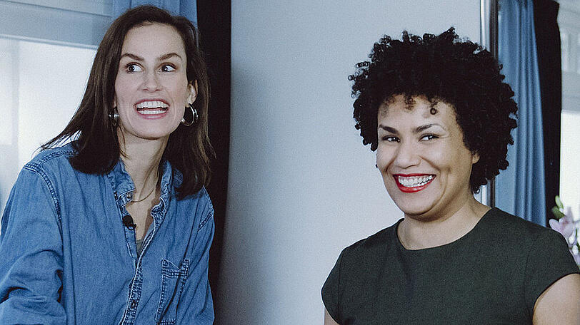 Filmemacherin Saralisa Volm (l.) im Gespräch mit Sexworkerin und YouTuberin Josefa Nereus.