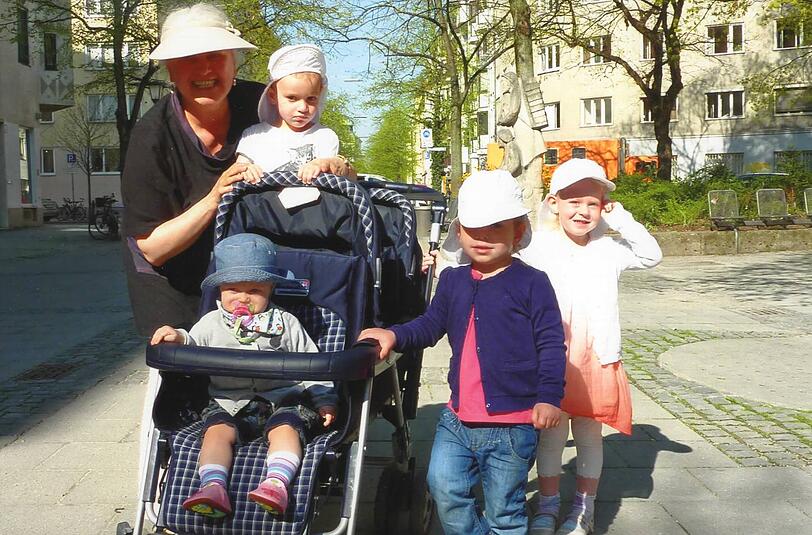 Tagesmutter Kornelia Bergel mit ihren Schützlingen: "Ich versuche immer mit den Kindern draußen zu spielen."