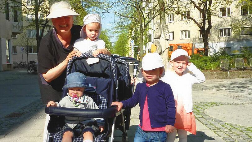 Tagesmutter Kornelia Bergel mit ihren Schützlingen: "Ich versuche immer mit den Kindern draußen zu spielen." Tagesmutter Kornelia Bergel mit ihren Schützlingen: "Ich versuche immer mit den Kindern draußen zu spielen."