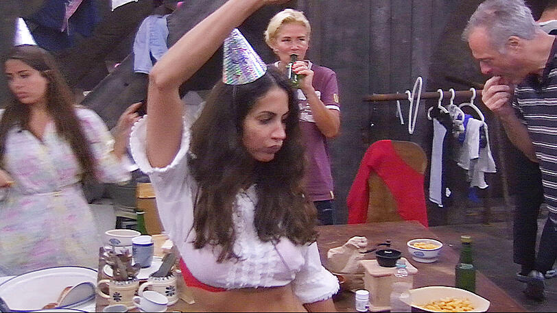 Was sonst noch bei Promi Big Brother passierte: Mia Magma sonnt sich mit Paul Janke und im Keller steigt eine Party. Die Bilder...