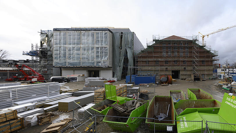 Die Interimsphilharmonie neben der Trafohalle.