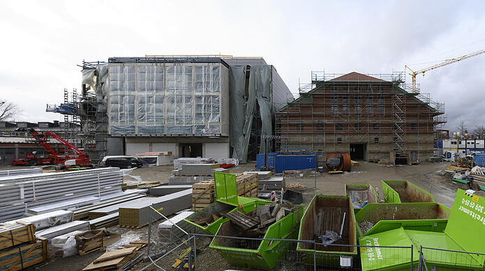 Die Interimsphilharmonie neben der Trafohalle.