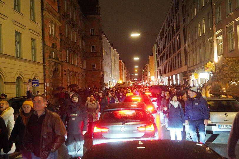 Mit Lautsprecherdurchsagen machte die Polizei die "Spaziergänger" wiederholt auf die Teilnahme an einer nicht genehmigten Versammlung aufmerksam.