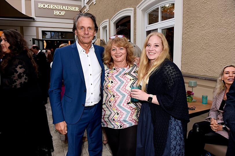Alexandra Schörghuber mit Tochter Michaela und Ehemann Bernd Werndl bei der Eröffnung vom Bogenhauser Hof.