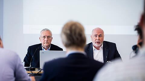 Ulrich Silberbach (r), Bundesvorsitzender des Beamtenbundes dbb, und Manfred Güllner, forsa Geschäftsführer, haben die Ergebnisse einer Befragung vorgestellt.