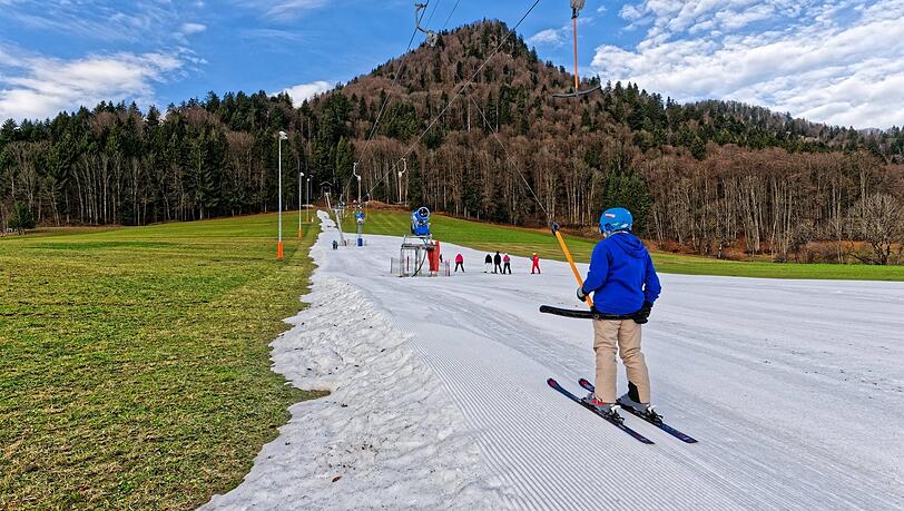 Dünne Pistengaudi am 26.12.23 in Ruhpolding. Der Klimawandel zeigte sich auch im letzten Winter durch milde Temperaturen im Freistaat. (Archivbild)