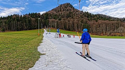 Dünne Pistengaudi am 26.12.23 in Ruhpolding. Der Klimawandel zeigte sich auch im letzten Winter durch milde Temperaturen im Freistaat. (Archivbild)