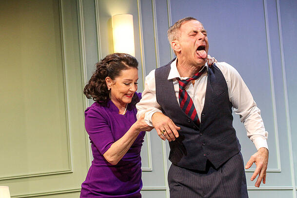 Marisa Burger und ihr Schauspielkollege Jan Sosniok auf der Theaterb&uuml;hne im Rahmen des St&uuml;cks "Kleine Verbrechen unter Liebenden".