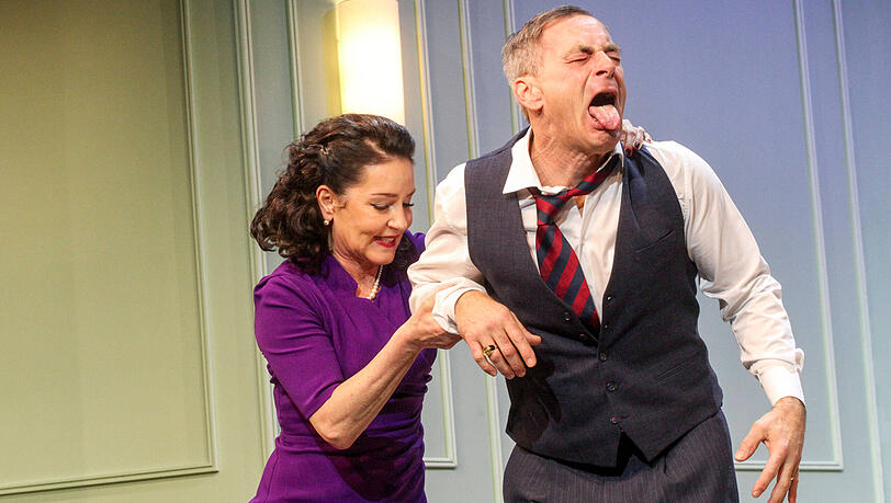 Marisa Burger und ihr Schauspielkollege Jan Sosniok auf der Theaterbühne im Rahmen des Stücks "Kleine Verbrechen unter Liebenden". Marisa Burger und ihr Schauspielkollege Jan Sosniok auf der Theaterbühne im Rahmen des Stücks "Kleine Verbrechen unter Liebenden".