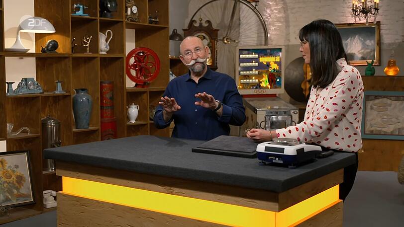Horst Lichter begeisterte sich f&uuml;r das Verkaufsobjekt in der Dienstagsfolge von "Bares f&uuml;r Rares": "Das glitzert aber ordentlich! Und es wackelt auch noch, das finde ich ja wieder interessant." Ob das Wackeln ein Hinweis auf einen Makel war, wusste die Expertin ...