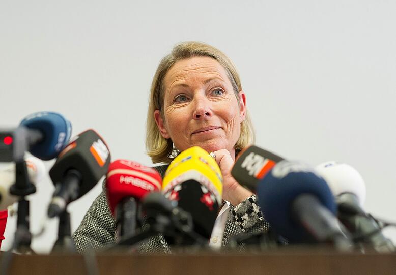 Margarete Nötzel, Pressesprecherin am Oberlandesgericht München, gibt am 15.04.2013 in München bekannt, dass der Beginn des NSU-Prozesses vom 17. April auf den 6. Mai verschoben wird.