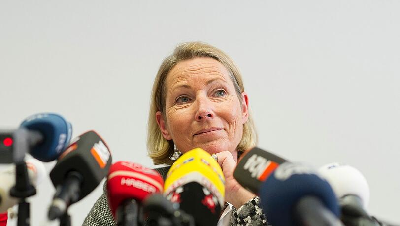 Margarete Nötzel, Pressesprecherin am Oberlandesgericht München, gibt am 15.04.2013 in München bekannt, dass der Beginn des NSU-Prozesses vom 17. April auf den 6. Mai verschoben wird. Margarete Nötzel, Pressesprecherin am Oberlandesgericht München, gibt am 15.04.2013 in München bekannt, dass der Beginn des NSU-Prozesses vom 17. April auf den 6. Mai verschoben wird.
