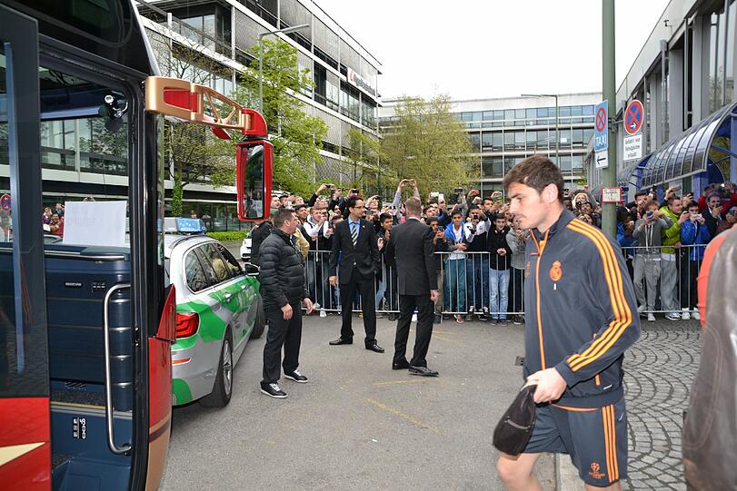 Torhüter Iker Casillas. Bereits vor 10 Jahren hat er schonmal in München in der Champions League gespielt. Damals hieß sein Gegenüber Oliver Kahn. Auf Bayern Seite spielte damals ein junger peruanischer Stürmer namens Claudio Pizarro.