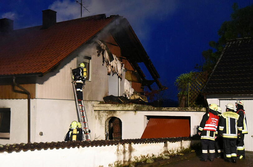 Stundenlang kämpfte die Feuerwehr gegen die Flammen in Vilsheim-Kemoden. Die Bilder vom Einsatz.