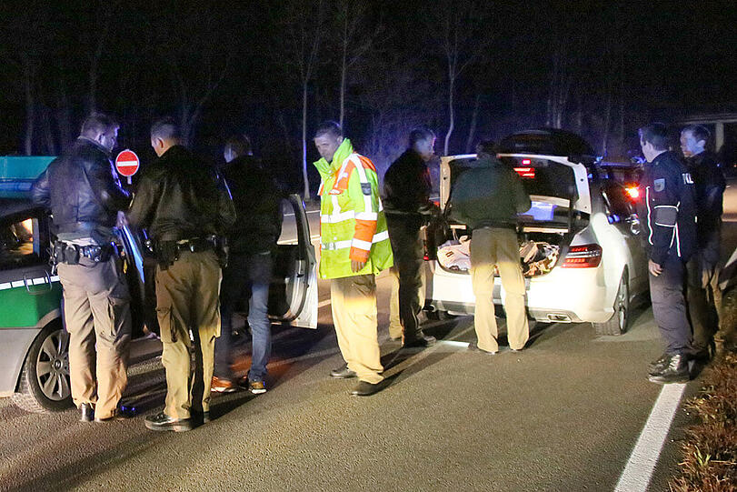 In der Nähe von Altötting konnte die Polizei einen volltrunkenen Fahrer erst durch den Einsatz eines Nagelbretts stoppen.