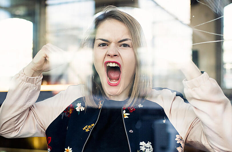 Hazel Brugger versucht, die Welt zu verstehen.