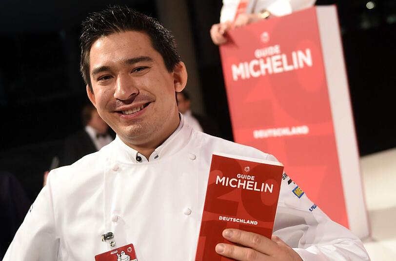 Der Chefkoch Tohru Nakamura aus München freut sich. Im Guide Michelin steht er jetzt mit zwei Sternen.