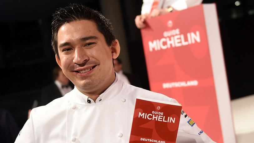 Der Chefkoch Tohru Nakamura aus München freut sich. Im Guide Michelin steht er jetzt mit zwei Sternen. Der Chefkoch Tohru Nakamura aus München freut sich. Im Guide Michelin steht er jetzt mit zwei Sternen.