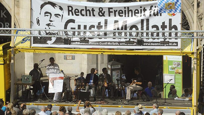 Die Bilder von Kundgebung von Gustl Mollath und seinen Unterstützern am Marienplatz. Die Bilder von Kundgebung von Gustl Mollath und seinen Unterstützern am Marienplatz.