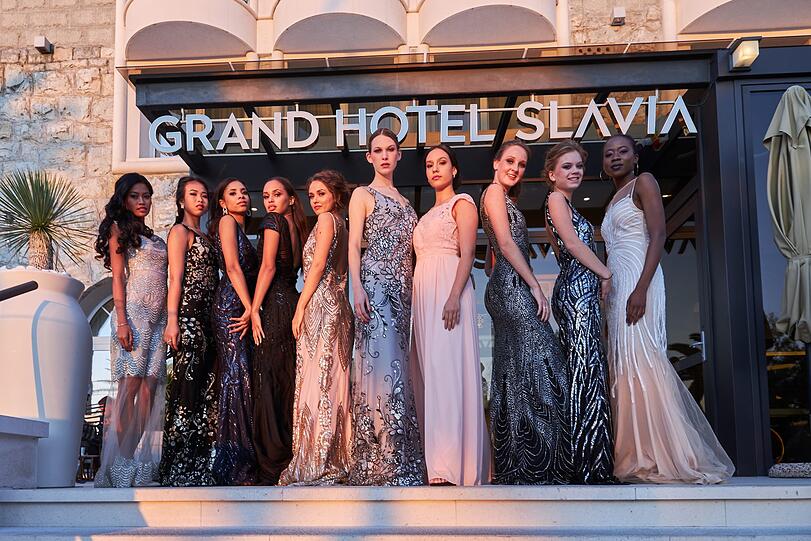 Weil die Models so fein aufgebrezelt waren, gab es anschließend noch ein Gruppenfoto vor dem Hotel.