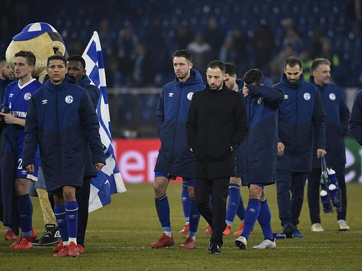 Am Ende standen die Schalker um Trainer Domenico Tedesco (M.) mit leeren Händen da.