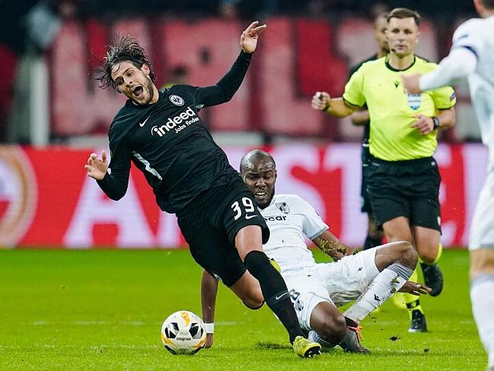 Eintrachts Goncalo Paciencia (l) wird unsanft von Ali Al Musrati vom Ball getrennt.