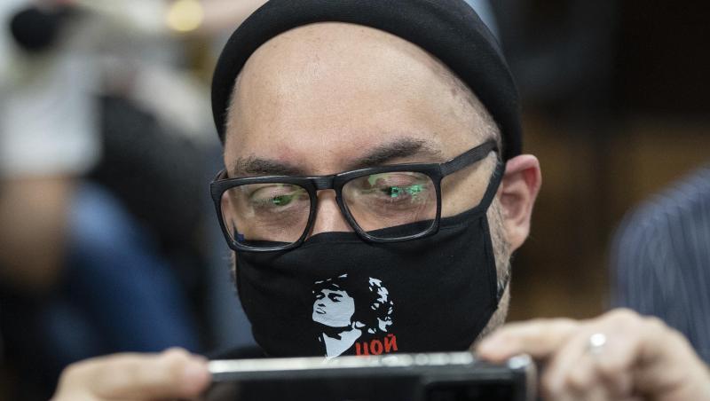 Kirill Serebrennikow vor seiner Anhörung in einem Gerichtssaal. Kirill Serebrennikow vor seiner Anhörung in einem Gerichtssaal.