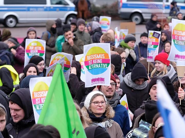 "Rassismus ist keine Alternative" - AfD-Gegner demonstrieren in Riesa.