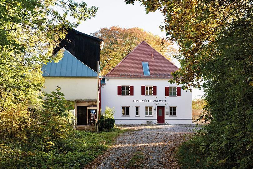 Mit roten Fensterläden: Frühere Mühle an der Langwieder Hauptstraße.