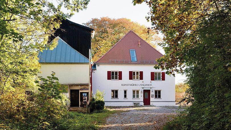 Mit roten Fensterläden: Frühere Mühle an der Langwieder Hauptstraße. Mit roten Fensterläden: Frühere Mühle an der Langwieder Hauptstraße.