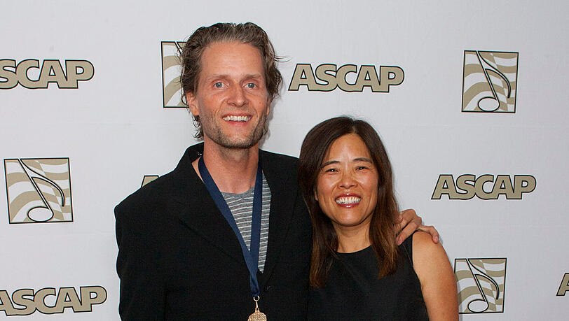 Toby Gad mit seiner Ehefrau auf dem roten Teppich