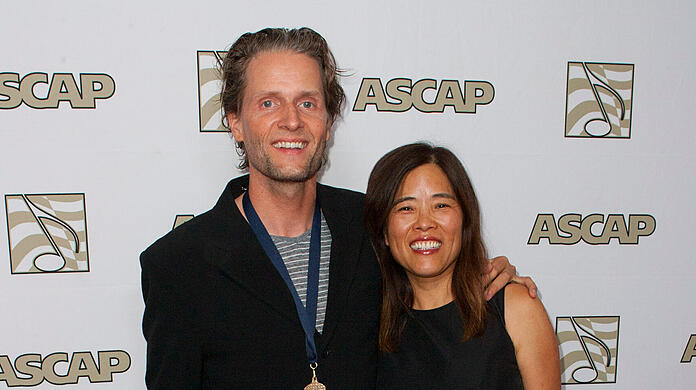 Toby Gad mit seiner Ehefrau auf dem roten Teppich