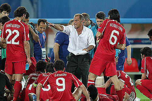 Viele Worte, große Gesten: Türkei-Coach Fatih Terim im Kreise seiner Spieler