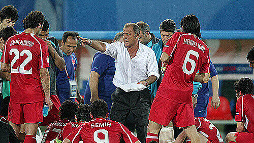 Viele Worte, große Gesten: Türkei-Coach Fatih Terim im Kreise seiner Spieler Viele Worte, große Gesten: Türkei-Coach Fatih Terim im Kreise seiner Spieler