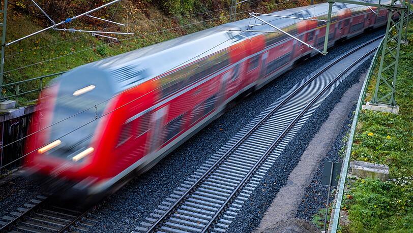 In Deutschland gibt es sehr viel mehr Verkehrsverbünde als Bundesländer - es könnten also alle paar Kilometer andere Regeln gelten.