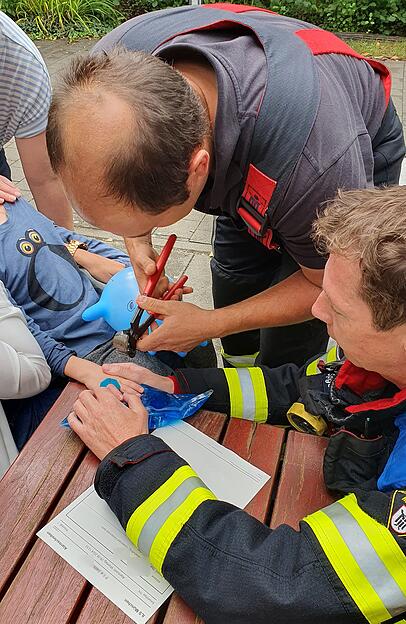 Fachmännisch befreit: Ein Bub hatte in einem Kindergarten einen Bauklotz als Ring anprobiert und bekam ihn nicht mehr runter. Fachmännisch befreit: Ein Bub hatte in einem Kindergarten einen Bauklotz als Ring anprobiert und bekam ihn nicht mehr runter.