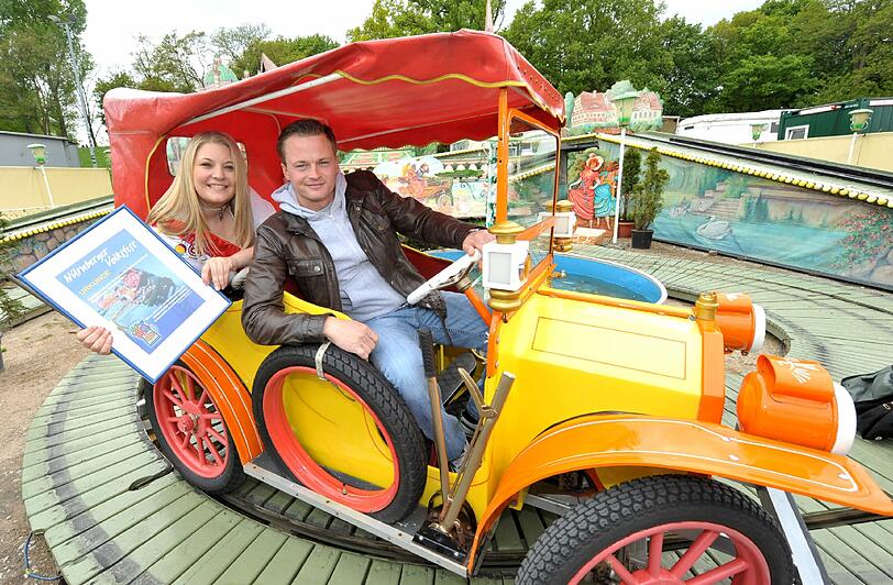 Heinz Graubergers (23) &bdquo;Veteranenclub&ldquo; ist das &bdquo;beste Kinderfahrgeschäft&ldquo;: Volksfest-Königin Kathrin fuhr gleich mal Probe.