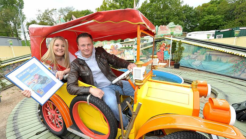 Heinz Graubergers (23) &bdquo;Veteranenclub&ldquo; ist das &bdquo;beste Kinderfahrgeschäft&ldquo;: Volksfest-Königin Kathrin fuhr gleich mal Probe.