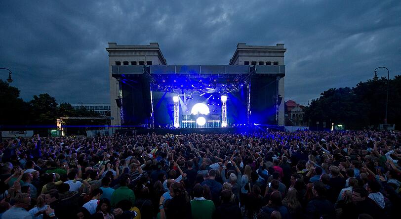 Es war für viele das Highlight des Event-Wochenendes in München. Star-DJ David Guetta legte am Königsplatz auf. Die Bilder vom München-Auftritt.