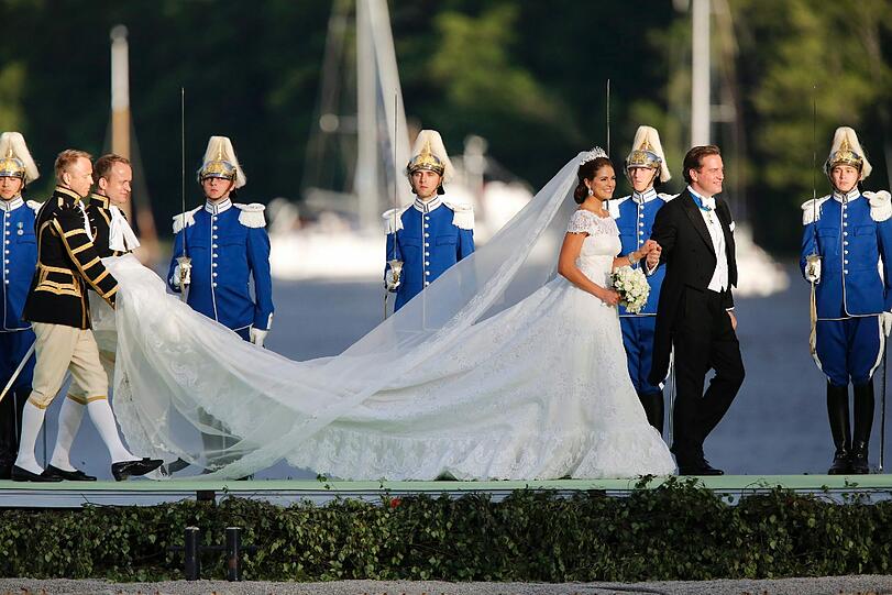 Prinzessin Madeleine und ihr Ehemann Chris O'Neill konnten nach dem Ja-Wort mit 400 Gästen im Königsschloss am Mälarsee feiern &ndash; bis in die Nacht. Die Bilder.