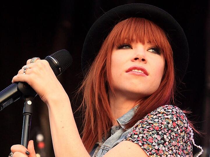 Bald heißt es für Carly Rae Jepsen Glasschuh statt Mikro
