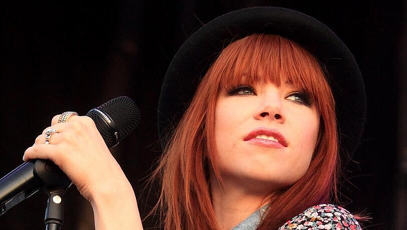 Bald heißt es für Carly Rae Jepsen Glasschuh statt Mikro Bald heißt es für Carly Rae Jepsen Glasschuh statt Mikro